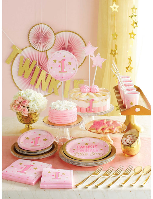 Mise en scène sur table d'anniversaire des gobelets en carton One Little Star