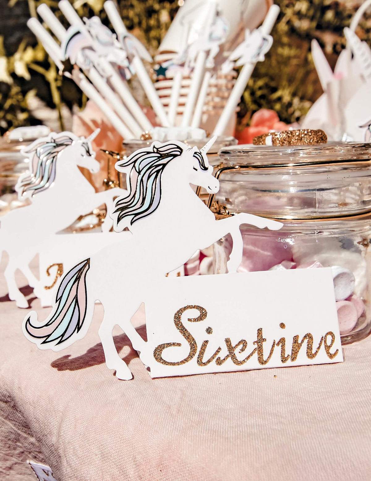 Mise en scène de la table de fête du marque-place licorne