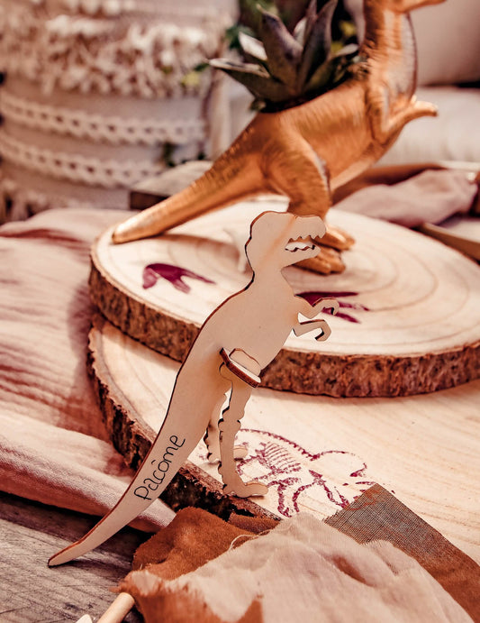 Détail du prénom et de l'assemblage du marque-place dinosaure 3D T-Rex