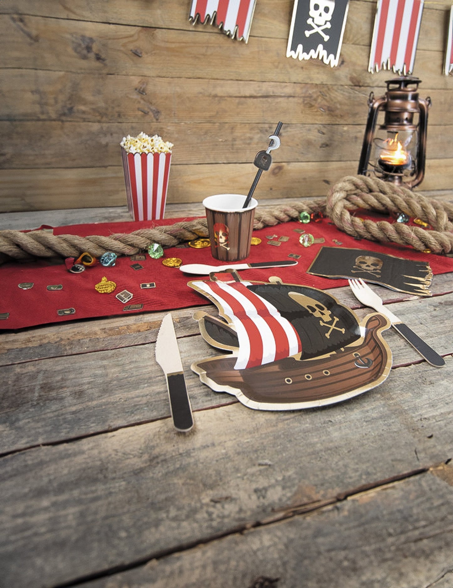 Mise en situation sur une table des petites fourchettes en bois pour fête noires thème pirate