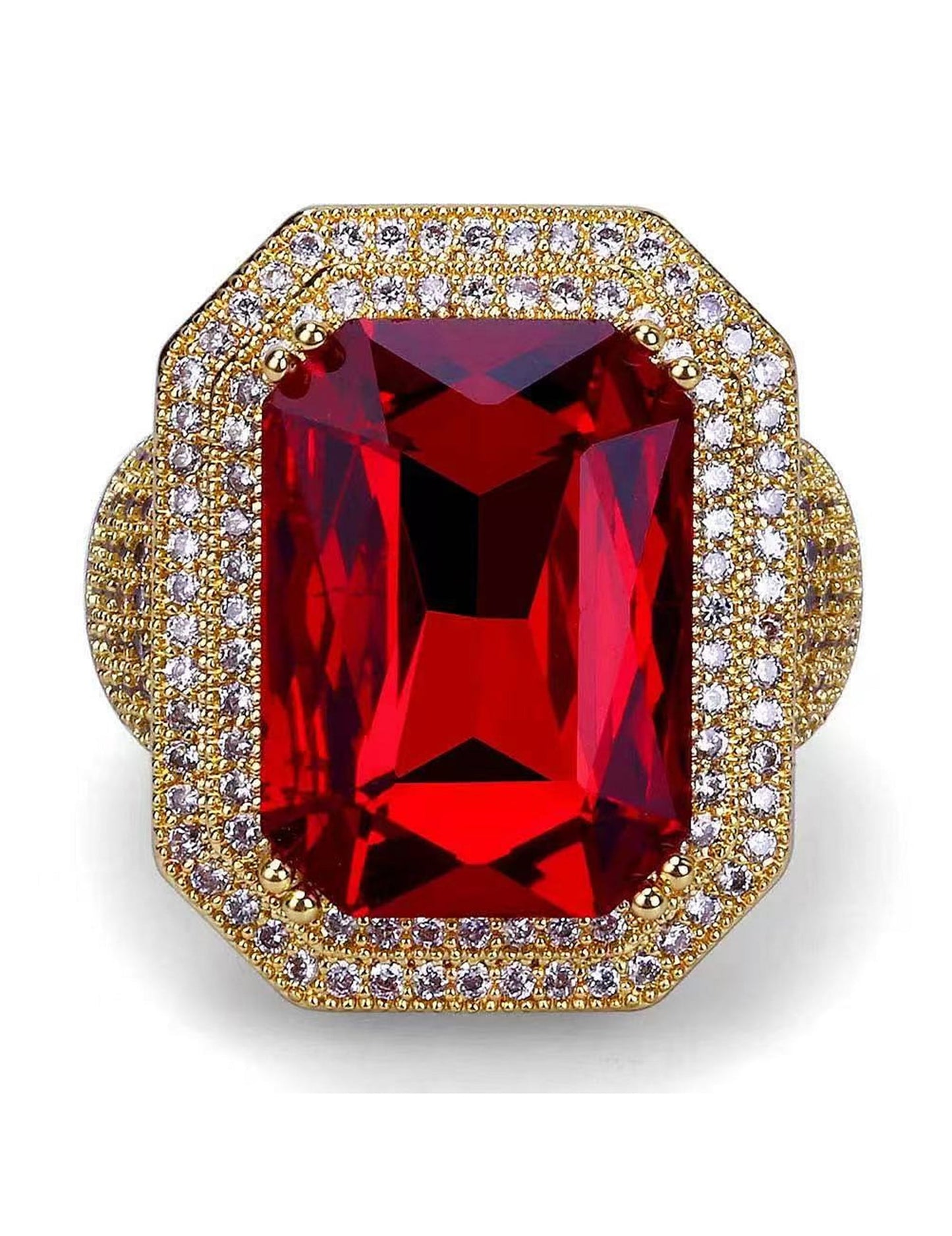 Gros plan sur la pierre rouge et les strass de la bague de Saint-Nicolas luxe pour adulte