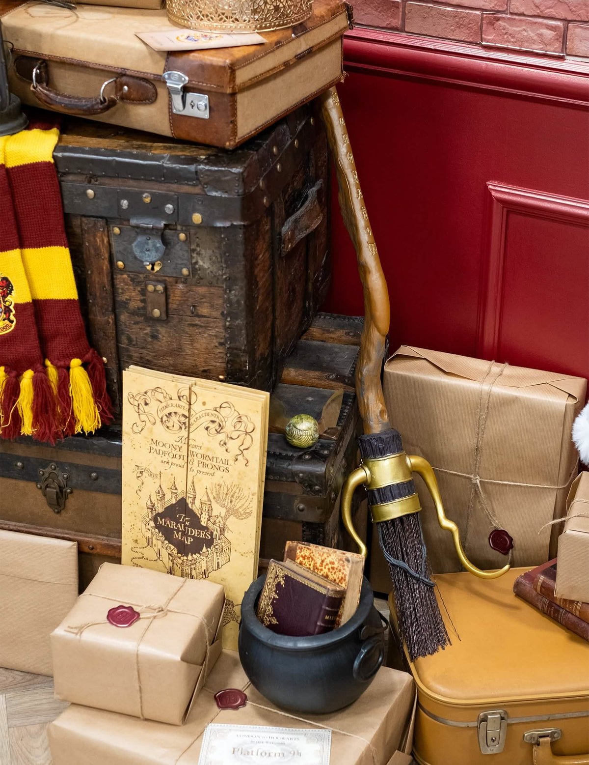 Сцена с куфари и аксесоари за метлата Nimbus лукс Harry Potter