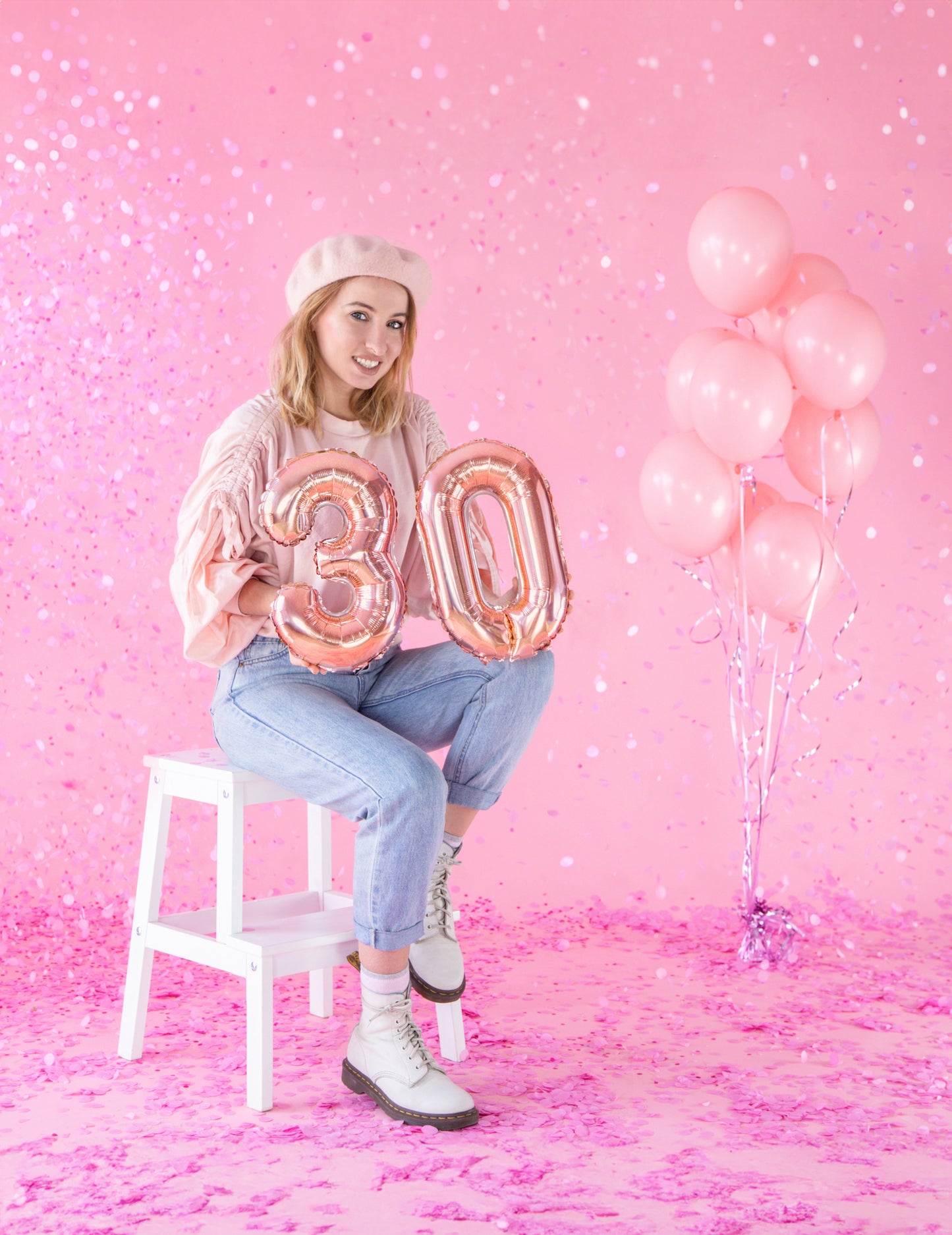 Mise en scène du ballon aluminium chiffre pour anniversaire rose gold formant le nombre 30