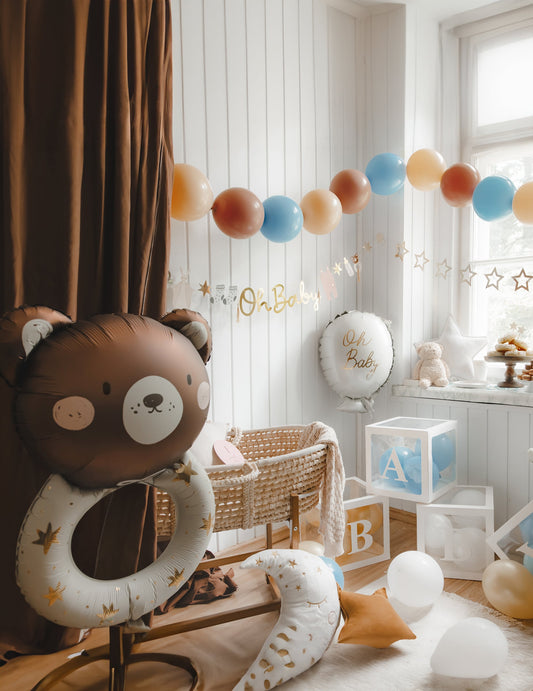 Mise en situation dans une décoration de baby shower du ballon aluminium hochet petit ours