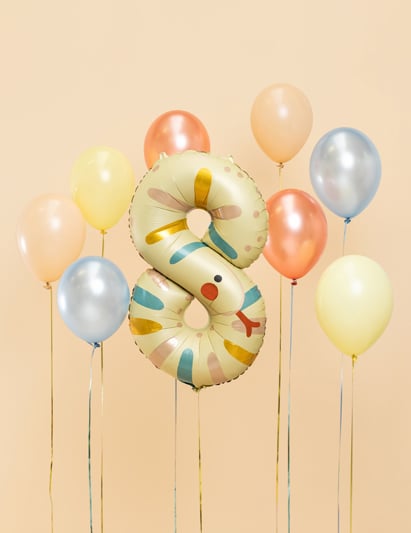 Mise en situation avec décoration de ballons du ballon aluminium serpent chiffre 8