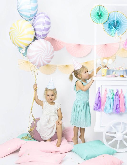 Mise en situation du ballon aluminium sucette pour fête turquoise et blanc