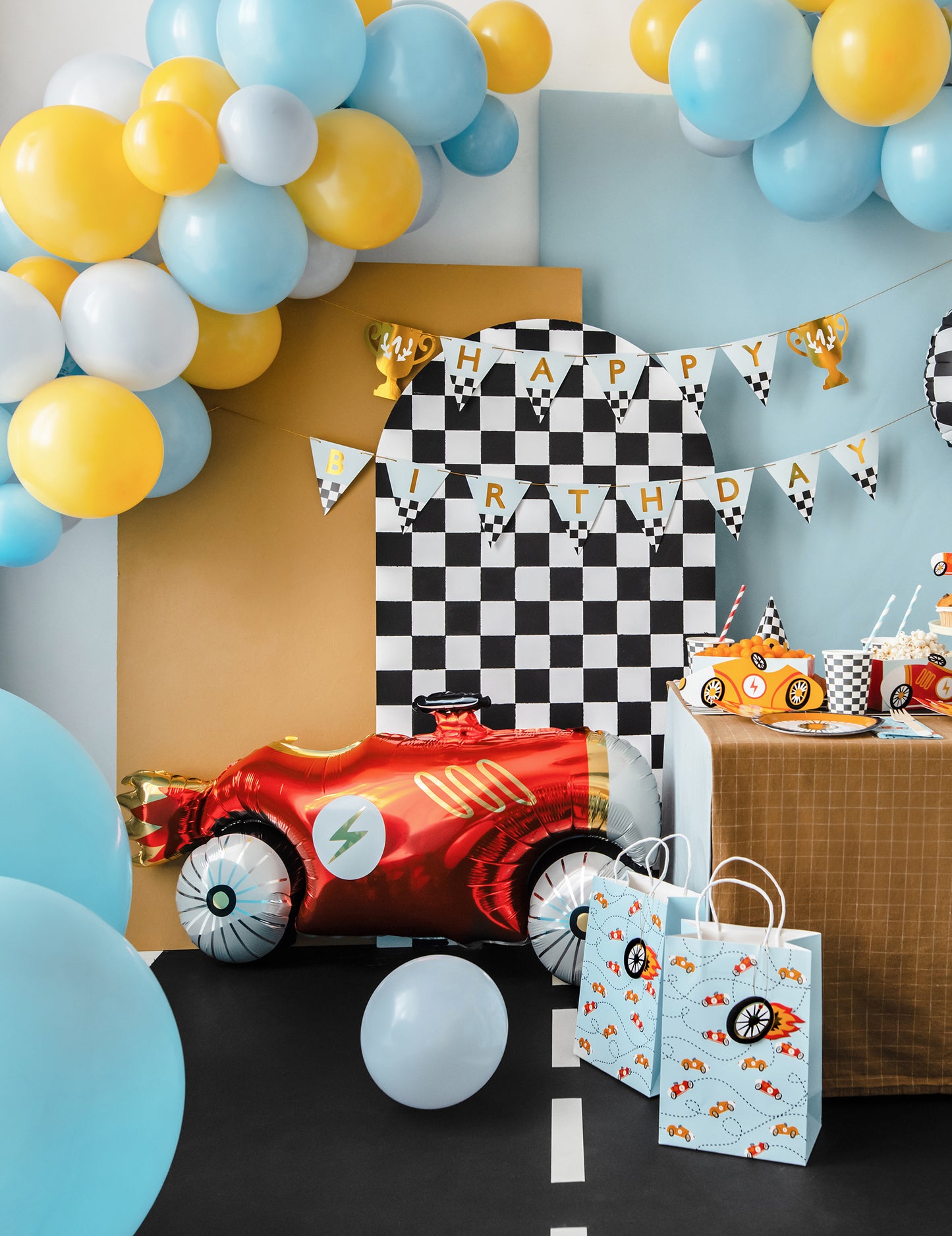 Червена състезателна кола алуминиева топка 111 x 63 cm