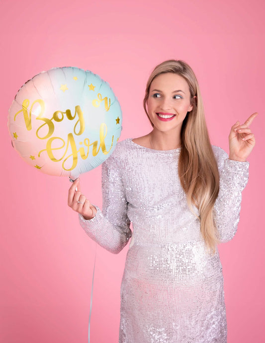 Mise en situation du ballon en aluminium boy or girl pour gender reveal