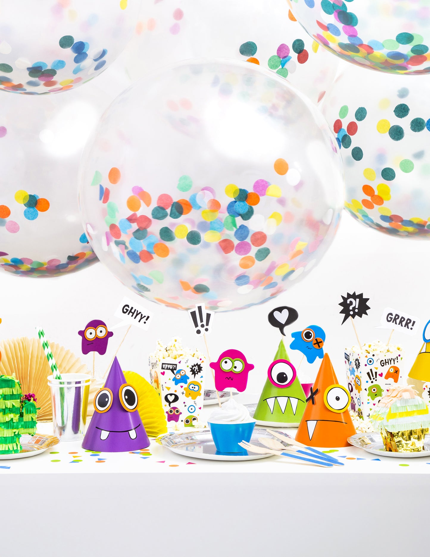 Mise en scène de fête du ballon géant à confettis multicolores transparent