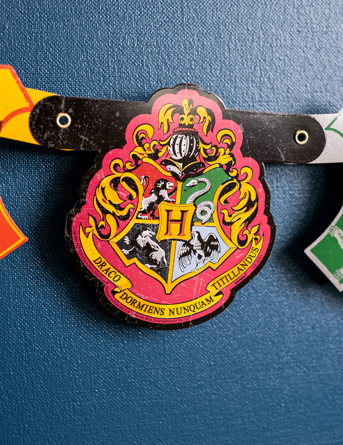 Gros plan sur le blason de Poudlard de la bannière happy birthday Harry Potter