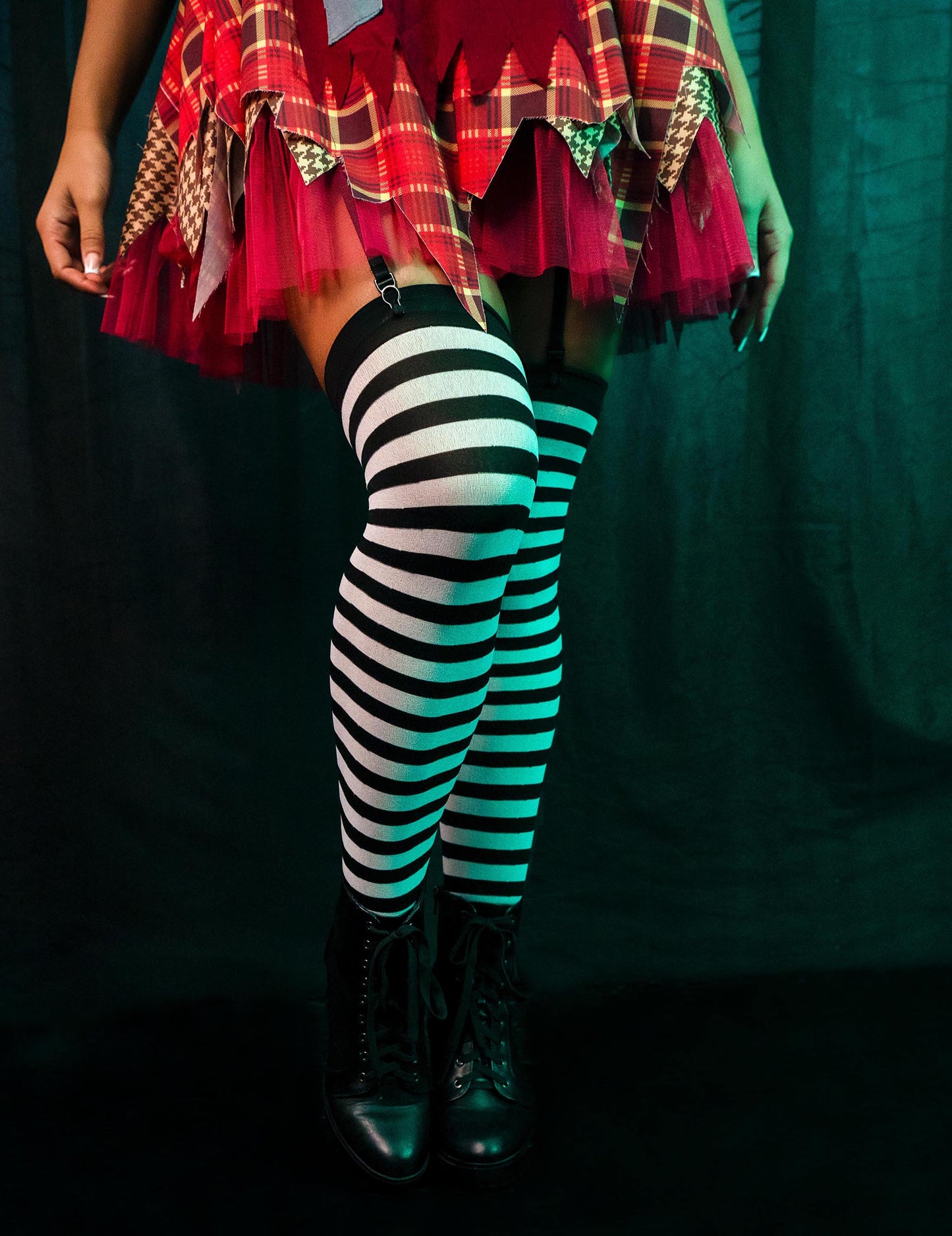 Mise en situation des bas à rayures pour femme noires et blanches