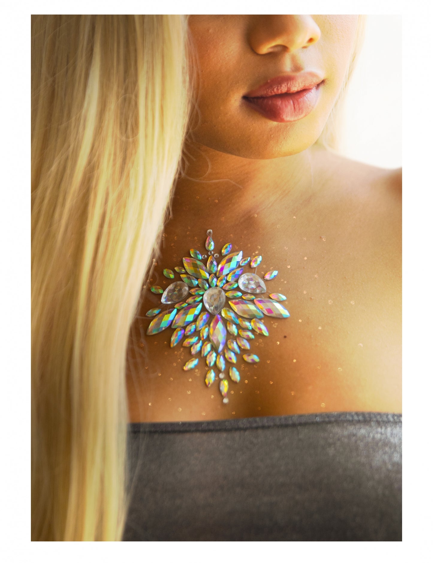 Gros plan sur le décolleté des bijoux pour corps adhésifs motifs céleste