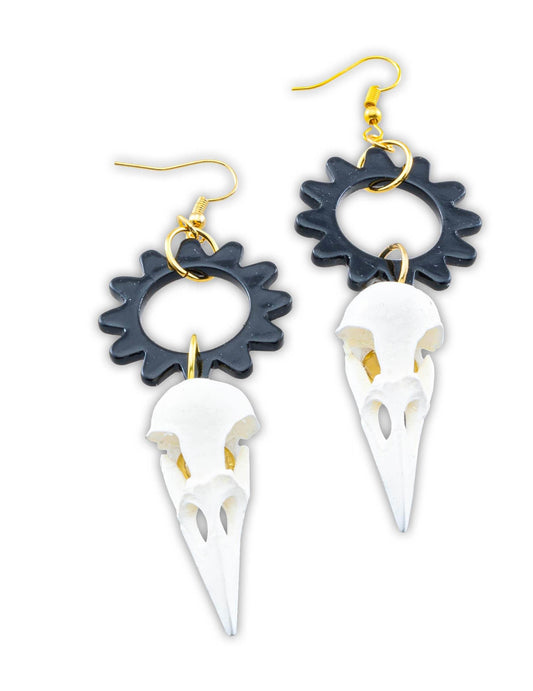 Détail des boucles d'oreilles crâne de corbeau