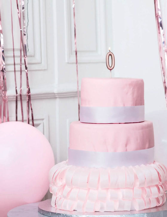 Mise en situation sur un gâteau de la bougie d'anniversaire chiffre 0