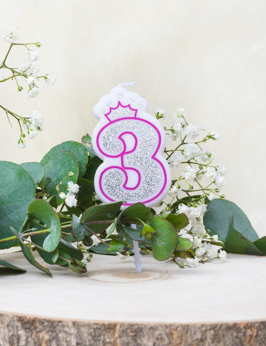 Mise en scène de la bougie d'anniversaire chiffre 3 princesse