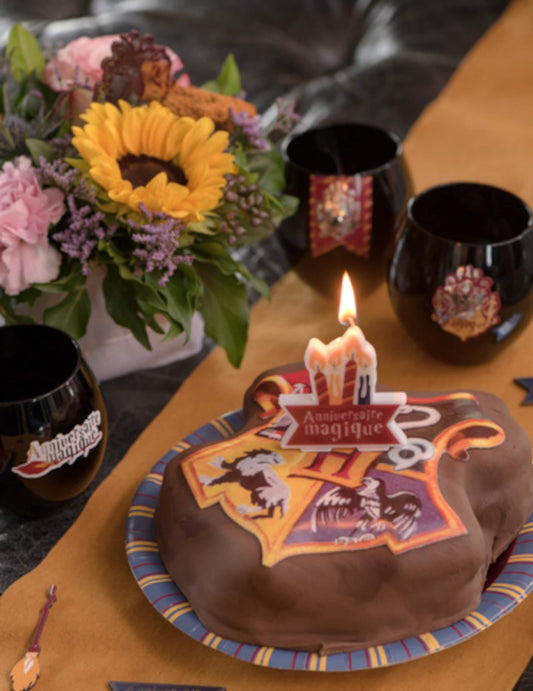 Mise en scène sur un gâteau de la Bougie d'anniversaire sorcier