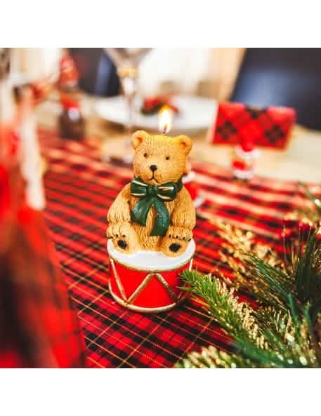 Mise en situation de la bougie ourson sur son tambour pour décoration de noël