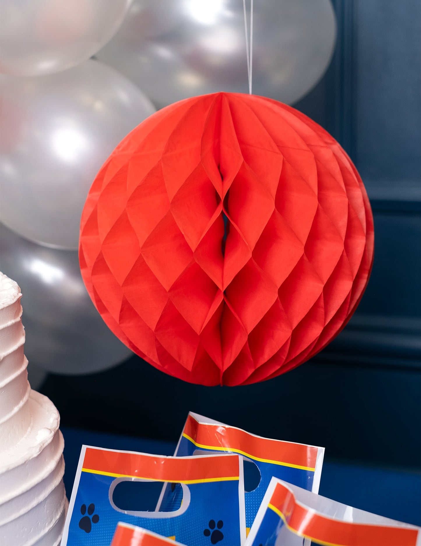 Mise en situation avec des ballons de la boule papier alvéolé rouge