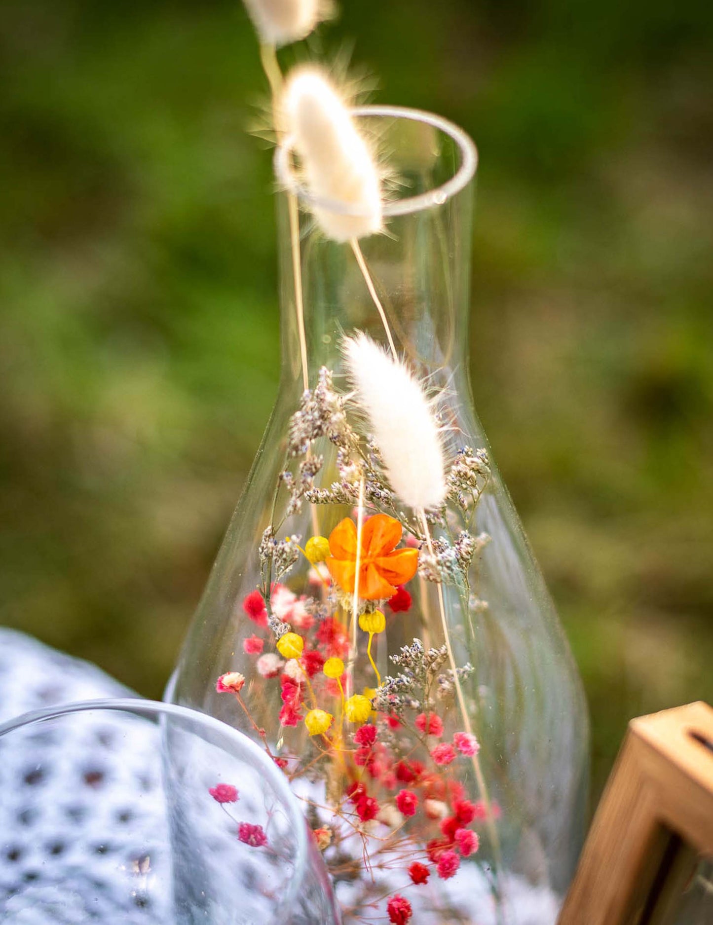 Бутилка с цветни сухи цветя 12 x 32 cm централен елемент