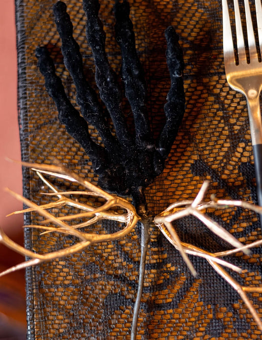 Декоративно клонче с ръка на скелет от черно кадифе и златисти клонки 22 см