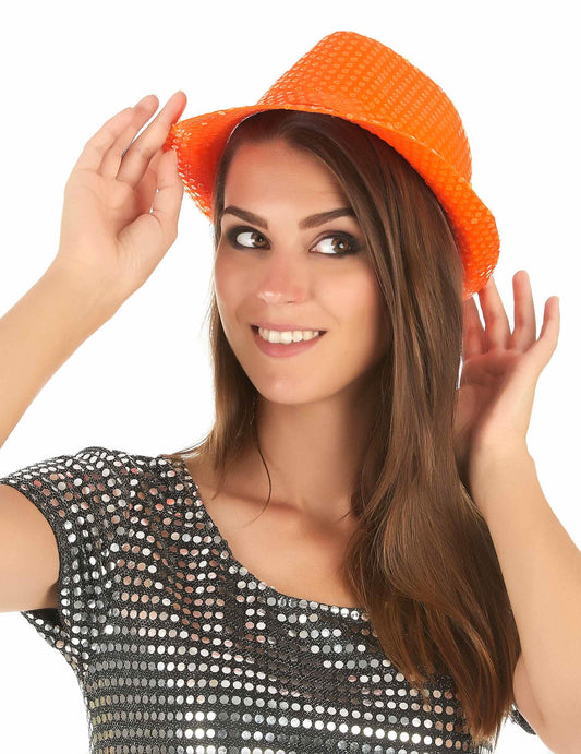 Vue de face portée du chapeau borsalino à sequins pour adulte orange