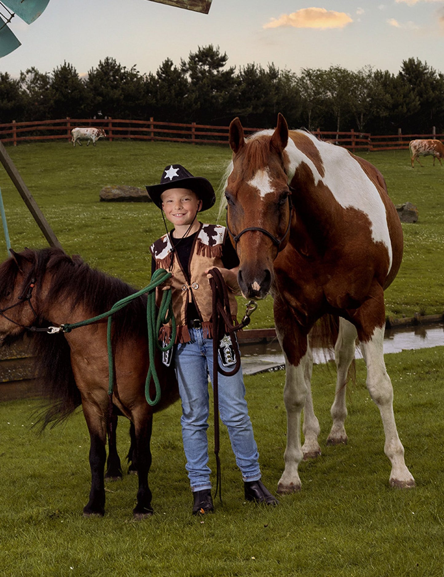 Черната шерифска шапка на момчето