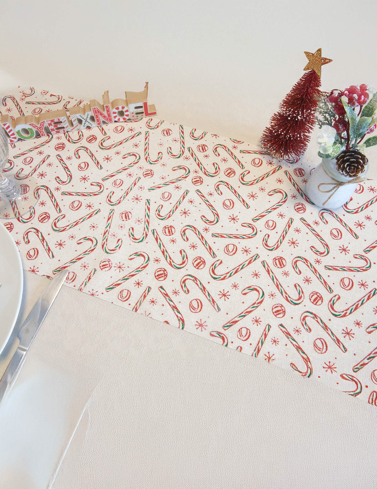 Vue en situation du chemin de table en toile sucre d'orge et paillettes pour décoration de Noël