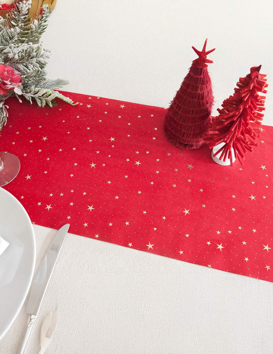 Mise en situation sur une table de fête du chemin de table étoiles dorées