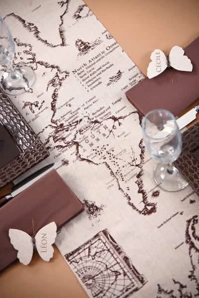 Mise en scène de la décoration de table du chemin de table en coton carte de voyage