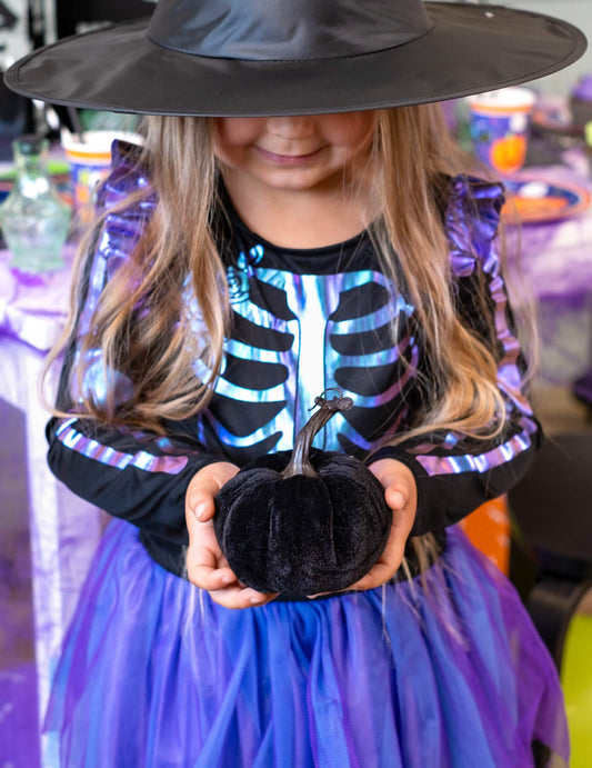 Mise en situation de la citrouille décorative pour Halloween noire en velours