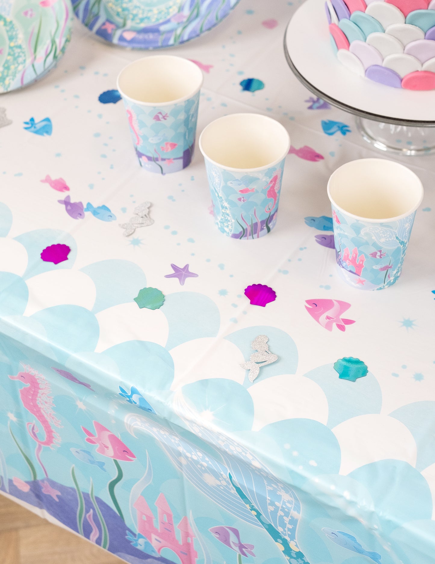 Mise en situation sur une table décorée des confettis de table sirène