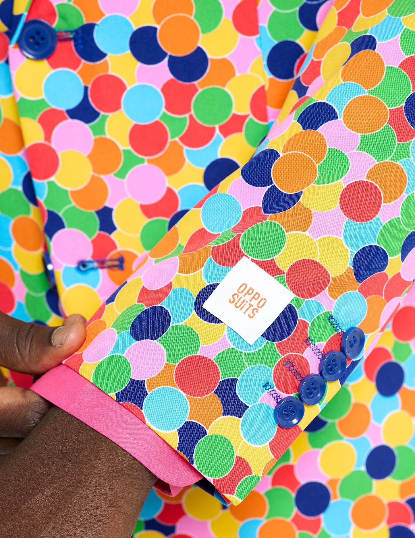 Костюм г -н Конфетарони се противопостави