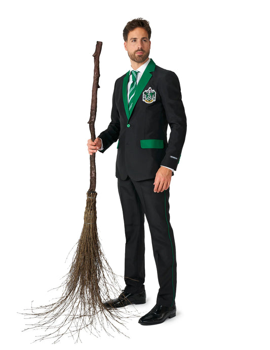 Balai de sorcier tenu avec le costume Mr. Serpentard pour adulte