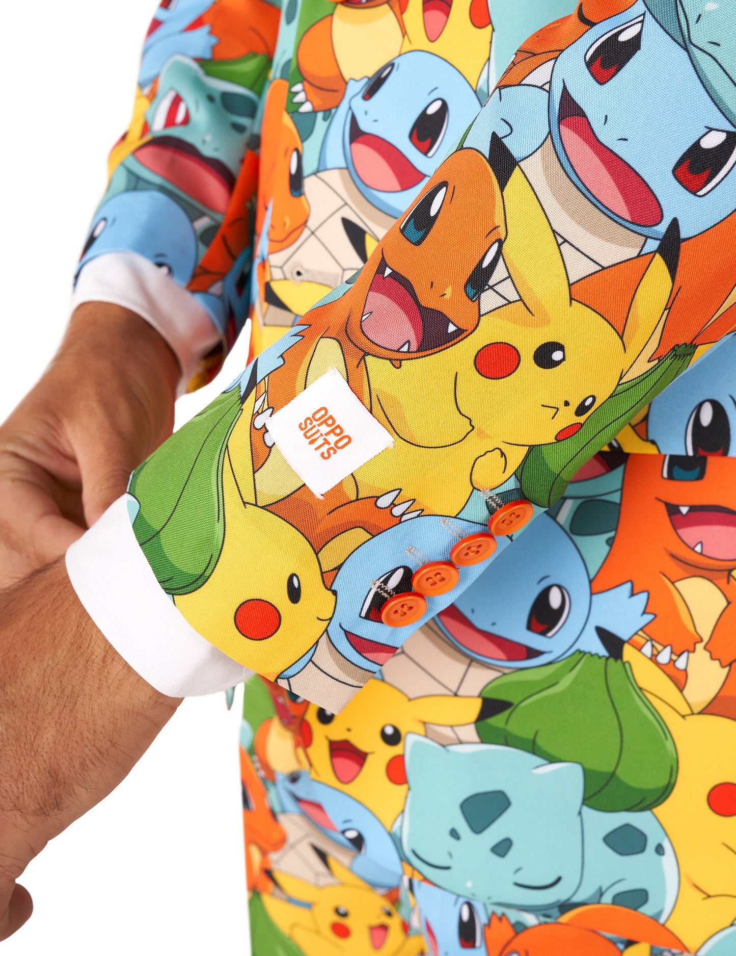 Détail de l'étiquette sur la manche du costume Pokémon Opposuits