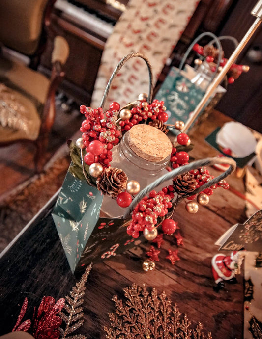 Mise en situation de la couronne de baies de Noël pour décoration rouge et or avec pommes de pin