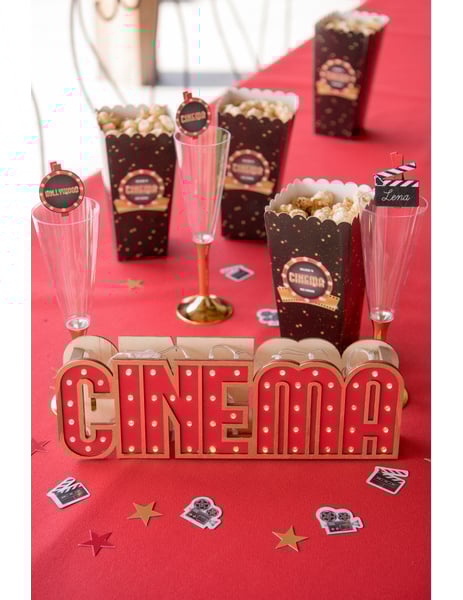 Mise en scène sur table de fête de la décoration lumineuse en bois Cinéma