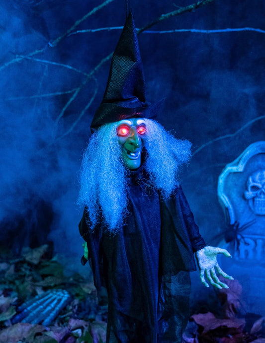 Gros plan sur les yeux rouges lumineux de la décoration sorcière animée lumineuse et parlante pour Halloween