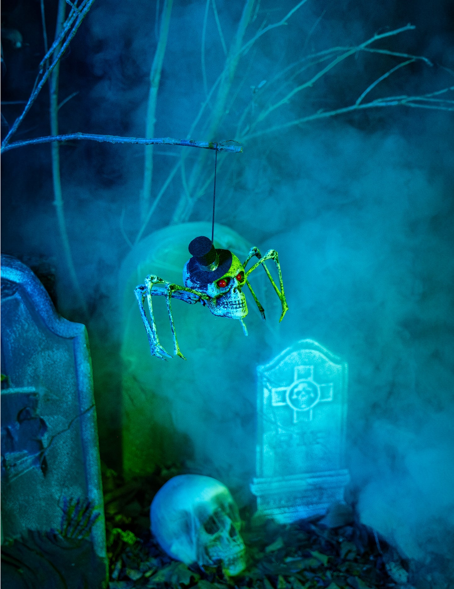 Mise en scène dans un décor de cimetière de la décoration squelette araignée Halloween