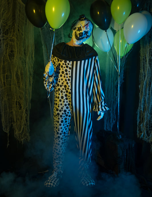 Mise en situation du déguisement clown monstrueux pour adulte noir et blanc