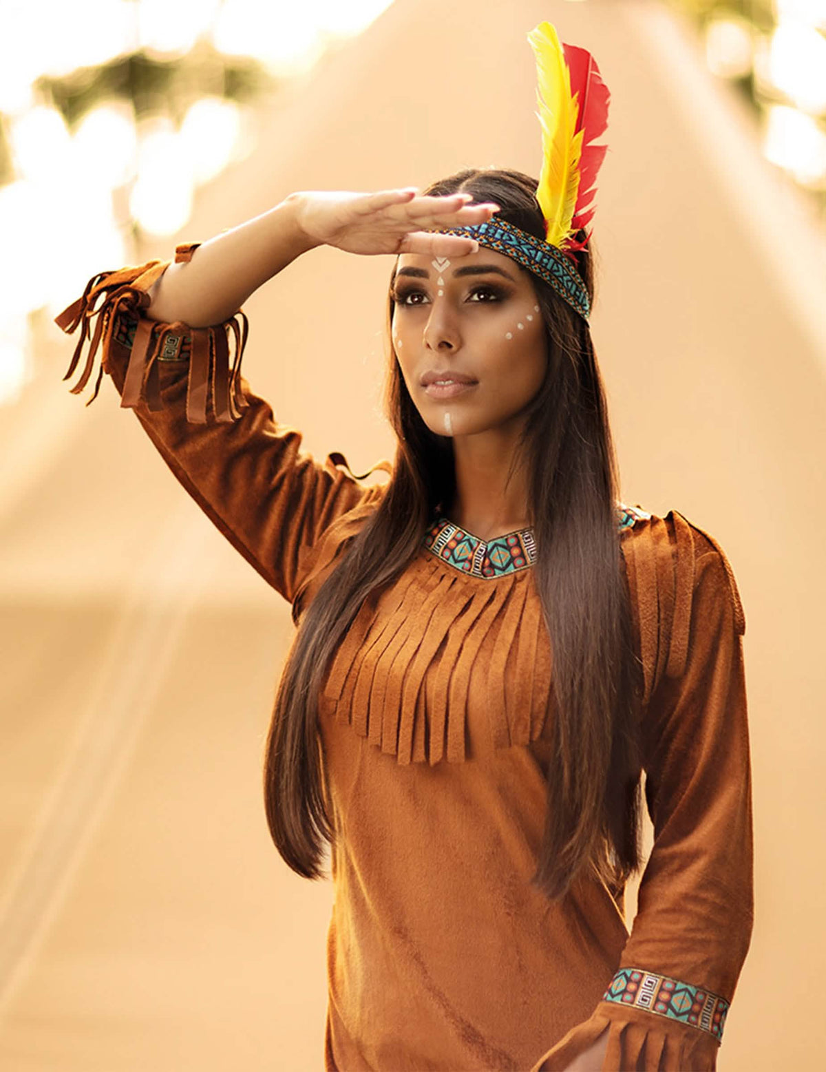 Gros plan sur le bandeau à plumes et les franges du déguisement d'indienne pour femme