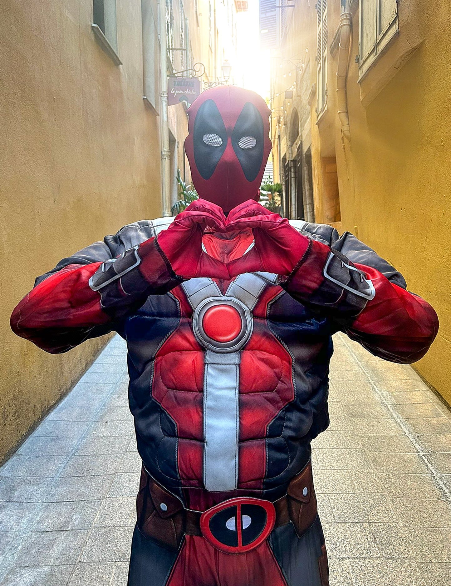 Луксозен Deadpool прикрива 2 възрастни
