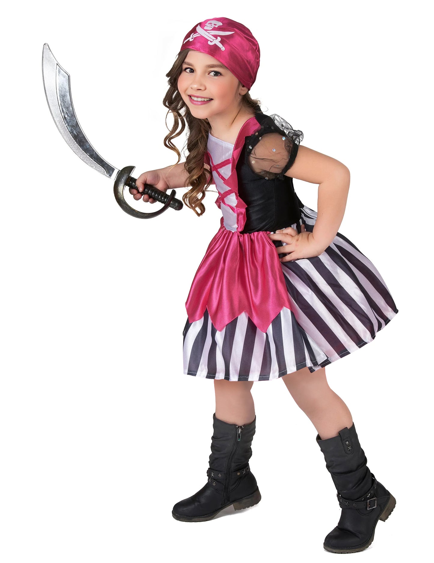 Профилна гледка с сабя на костюма на пират за момиче