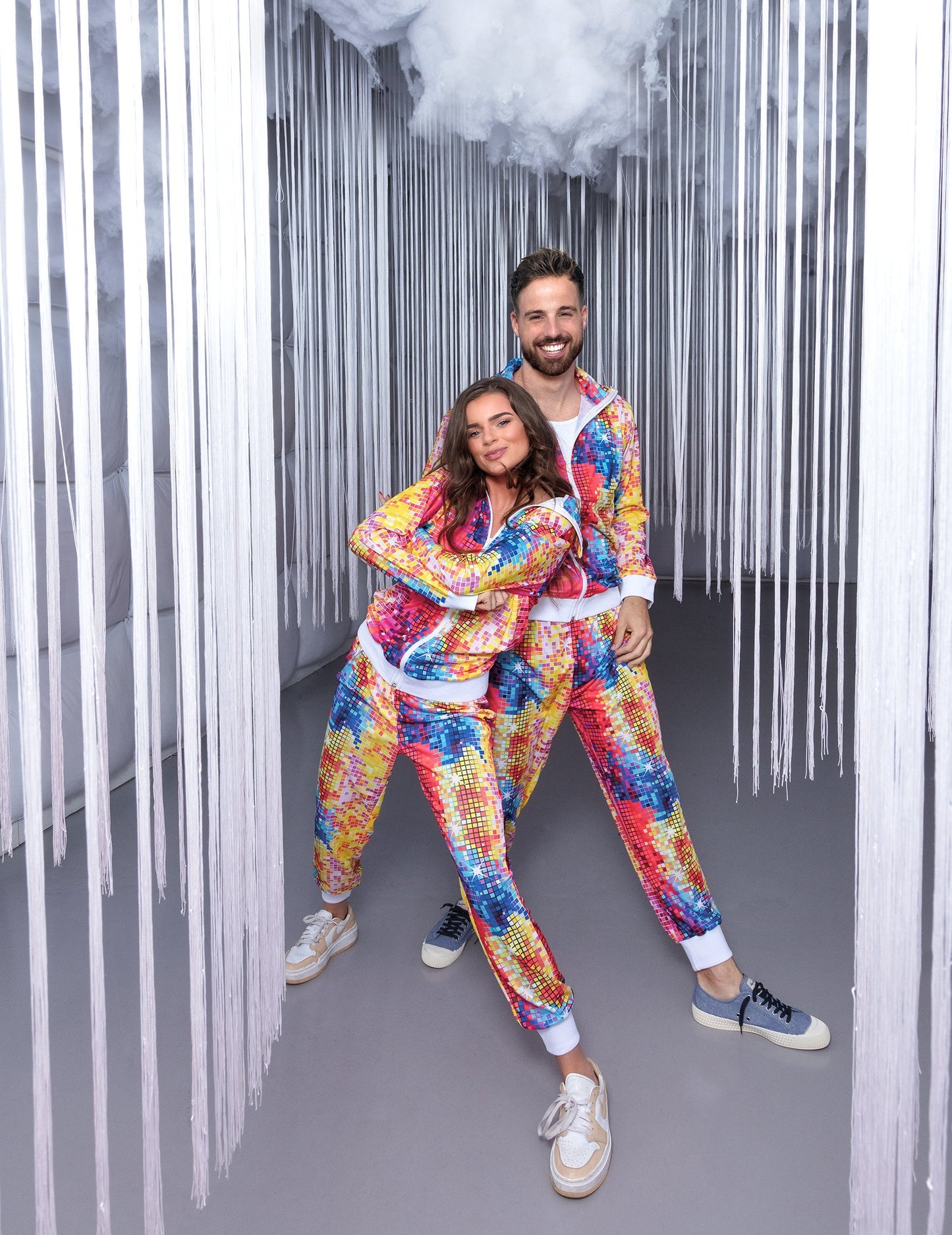 Vue d'ensemble en couple du déguisement survêtement disco coloré pour homme