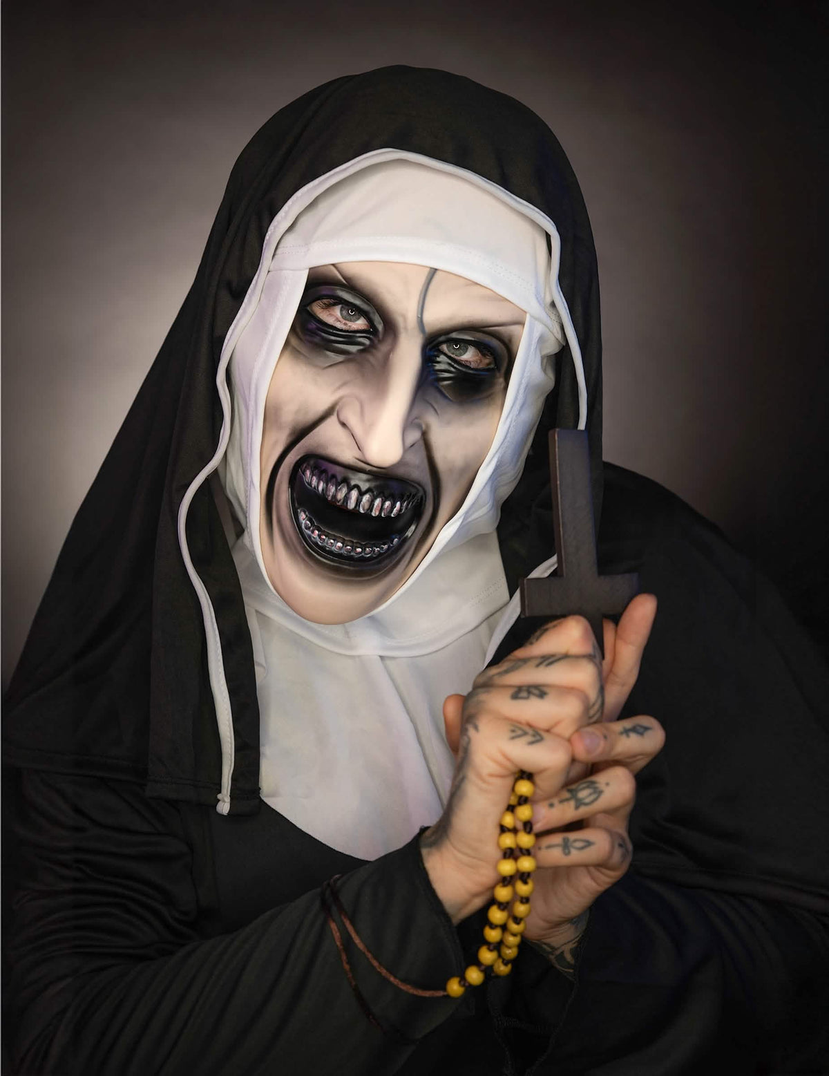 Крупен план на страховитата маска и броеницата на костюма The Nun™ за възрастен