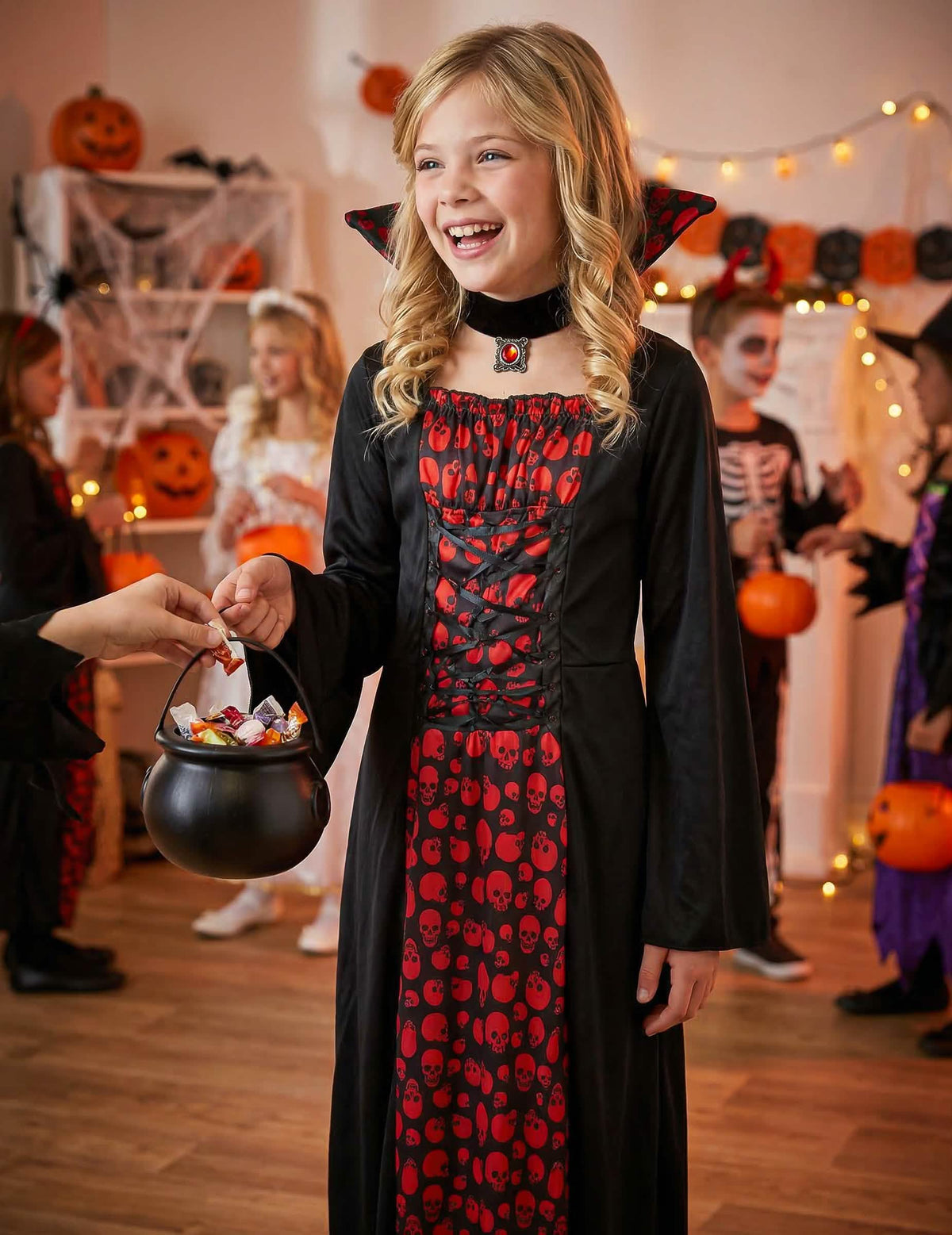 Възстановка по време на halloween парти на вампирски костюм за момиче