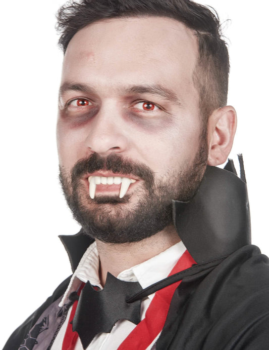 Gros plan sur le dentier de vampire pour enfant et adulte