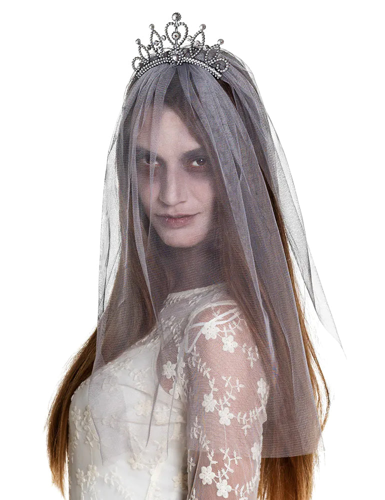 Диадема с омъжена жена на воал