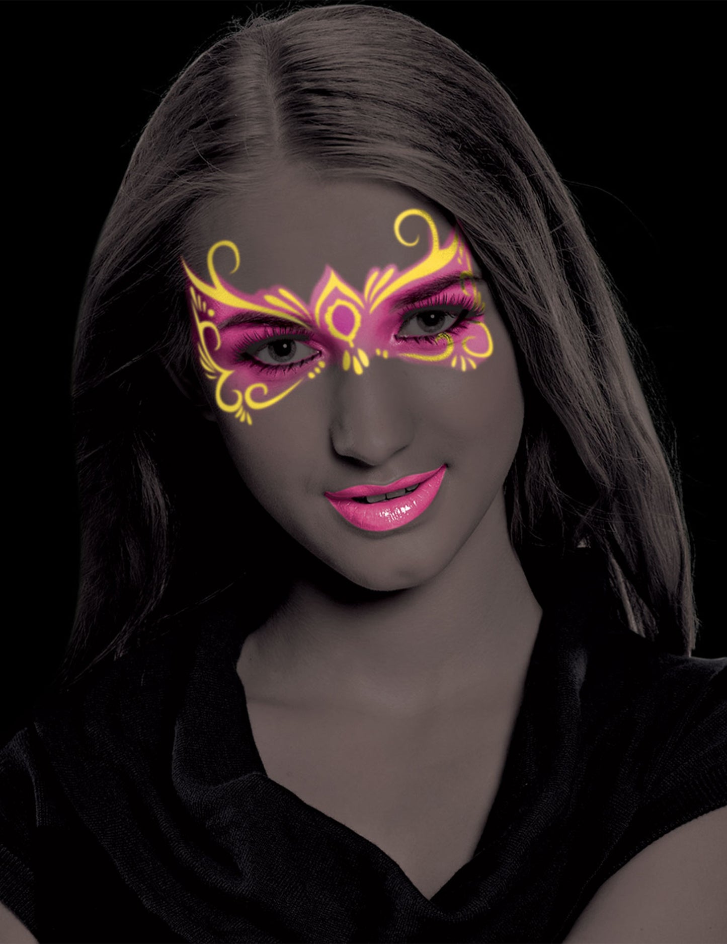 Maquillage du visage réalisé avec le duo de crayons de maquillage néon