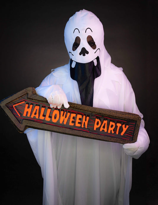 Mise en situation de la flèche signalétique Halloween Party tenue par un fantôme