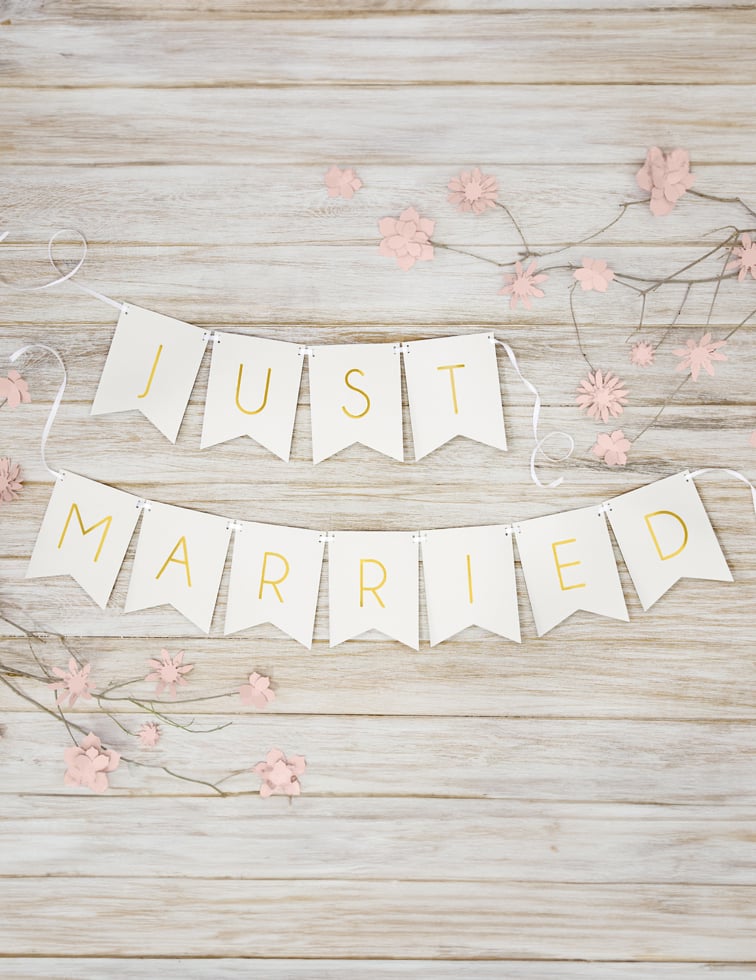 Сценична композиция на дървен фон на гирлянда с флагчета Just Married